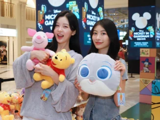 신세계백화점 디즈니 팝업스토어에서 미키마우스 한국 전통 콘셉트 굿즈를 선보이는 이미지