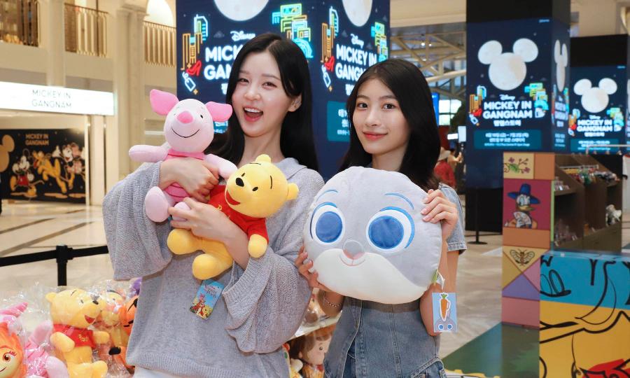 신세계백화점 디즈니 팝업스토어에서 미키마우스 한국 전통 콘셉트 굿즈를 선보이는 이미지
