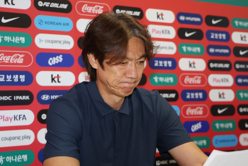 사퇴 기자회견을 하는 홍명보 축구 대표팀 감독