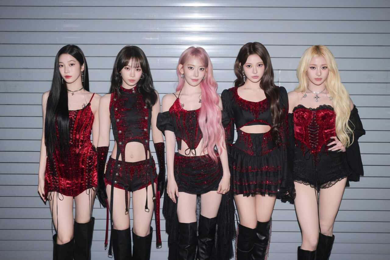월드 투어서 스와로브스키 콜라보 무대 의상 입은 르세라핌