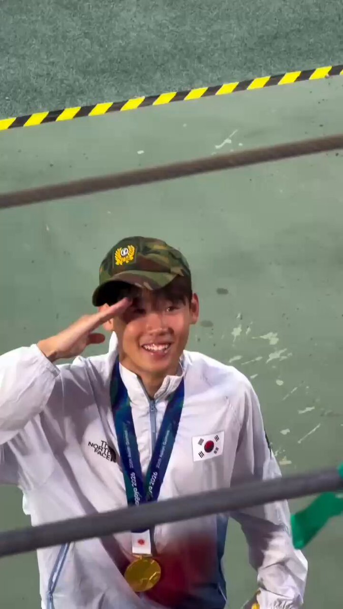삐딱하게 전역모 착용 후 잘못된 경례하는 박승수