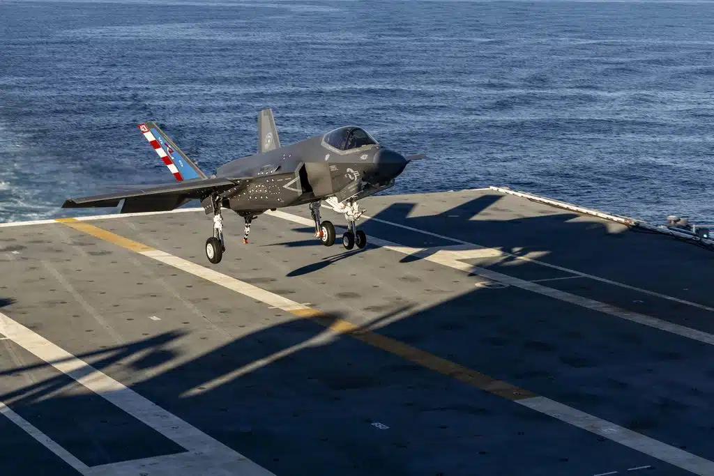 존 F. 케네디함에 착함하는 F-35C